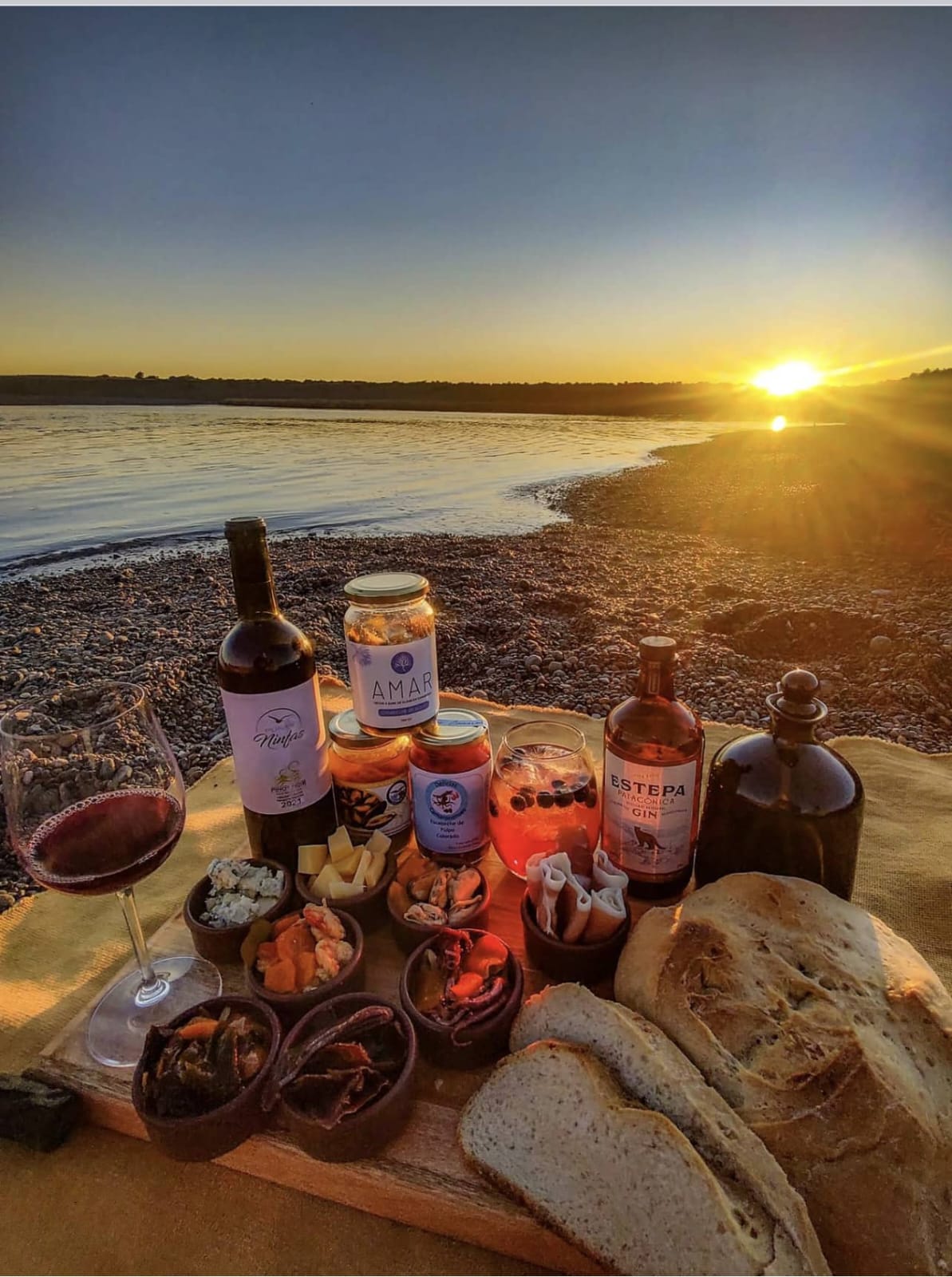 Picada de El Mesón al atardecer frente al mar